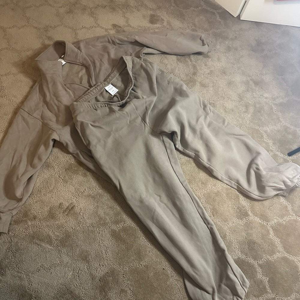 Aritzia sweatfleece set in taupe/mauve